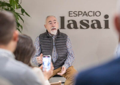 desayuno-con-experiencias-fer-joven-espacio-lasai-perspectivas-economicas-2024-2