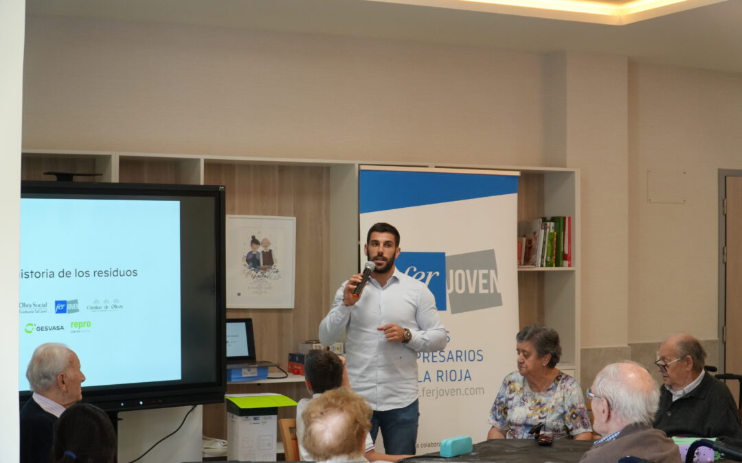 Abuelos y niños dan vida al reciclaje en un taller de sensibilización organizado por FER Joven
